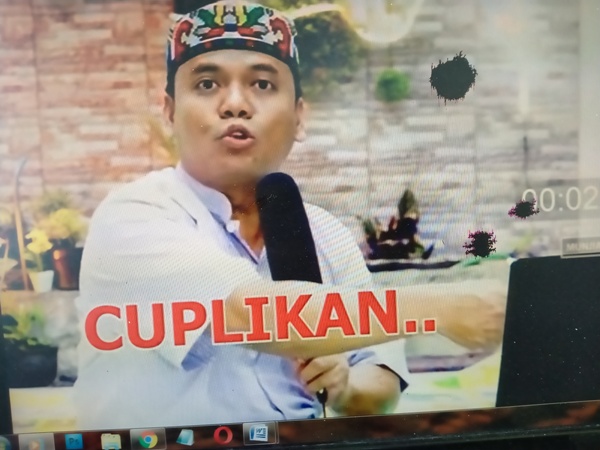Wajah mirip Sugik Nur Raharja memegang mik dan laptop memaki pemerintah terkait pemeriksaan darah terhadap jamaah salat Jumat yang kini viral di media sosial. foto: WhatsApp
