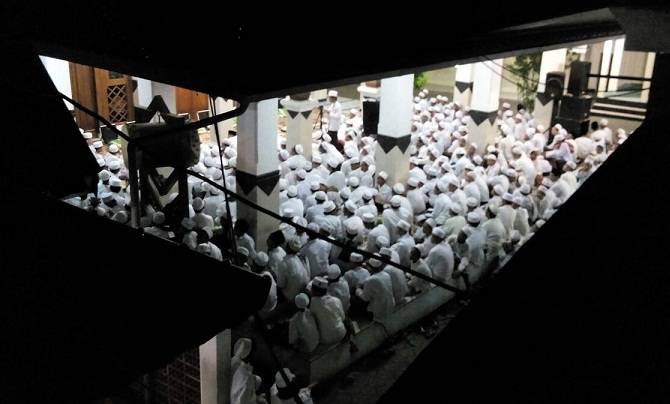 Suasana doa bersama di Mushala Ponpes Langitan. Foto net
