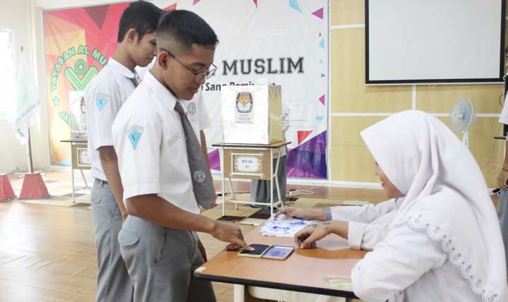 TANPA SURAT SUARA: Siswa Al Muslim saat mengikuti pemilihan Ketua OSIS secara online, Senin (11/3). foto: ist