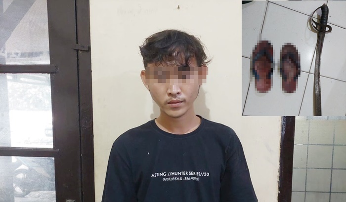 Pelaku berikut barang bukti berupa sandal korban serta parang pelaku (inzet) yang berhasil diamankan polisi.