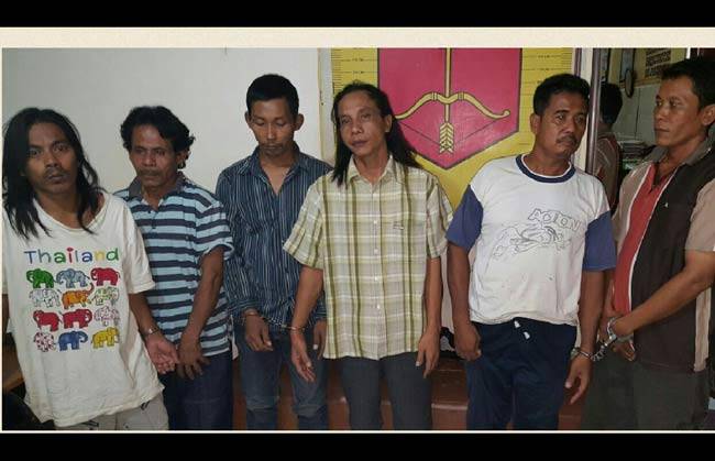 Keenam penjudi saat diamankan di Mapolsek Waru. foto: CATUR AE/ BANGSAONLINE