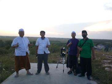 KH RM Khotib Asmuni (nomor dua dari kiri) bersama timnya di pegunungan kapur Sadeng Jember Jawa Timur, Kamis (23/4/2020). Foto: ist/bangsaonline.com