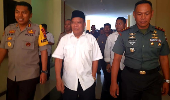 Bupati Fadeli bersama Kapolres dan Dandim saat Apel Pergeseran Pasukan pengamanan Pemilihan Kepala Desa (Pilkades) serentak, di Alun-alun 2019.