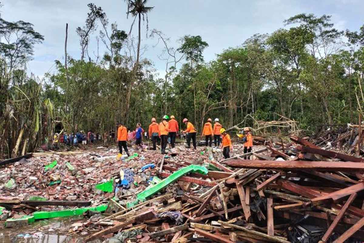 Dahsyatnya ledakan di Desa Karangbendo Blitar menyebabkan puluhan rumah rusak hingga rata dengan tanah