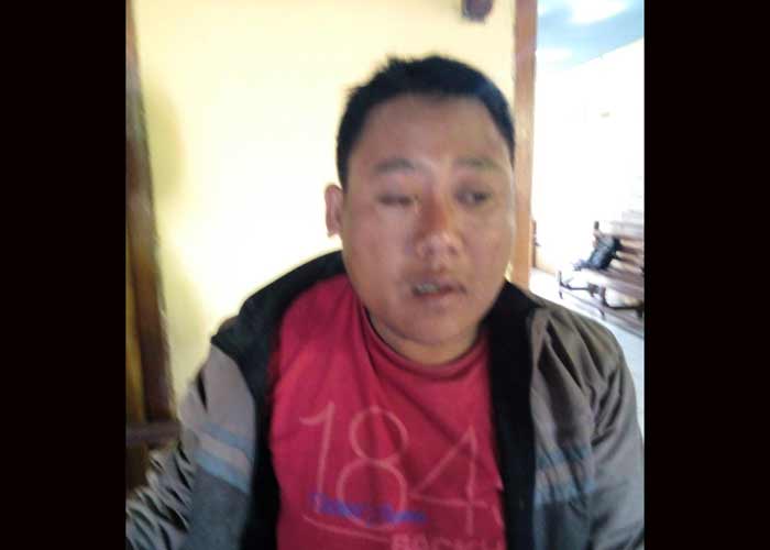 Pelaku saat diamankan di Mapolsek Semanding.