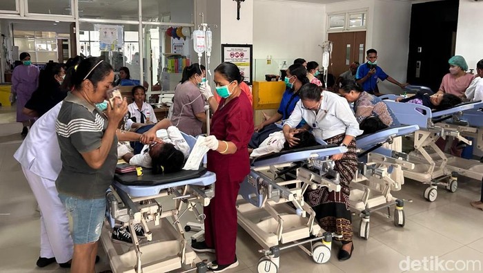 Peristiwa memprihatinkan menimpa siswa-siswi SMP 8 Kupang. Mereka diduga keracunan akibat mengonsumsi MBG. Tampak mereka dirawat di IGD RSUD S.K Lerik, Kota Kupang, Nusa Tenggara Timur, Selasa (22/7/2025). Foto: detik

