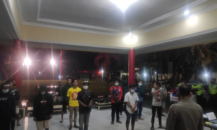 Pelaku pungutan liar (pungli) dan premanisme di Kabupaten Blitar diburu dan dibawa ke Mapolres Blitar untuk dilakukan penyidikan. (foto: ist)