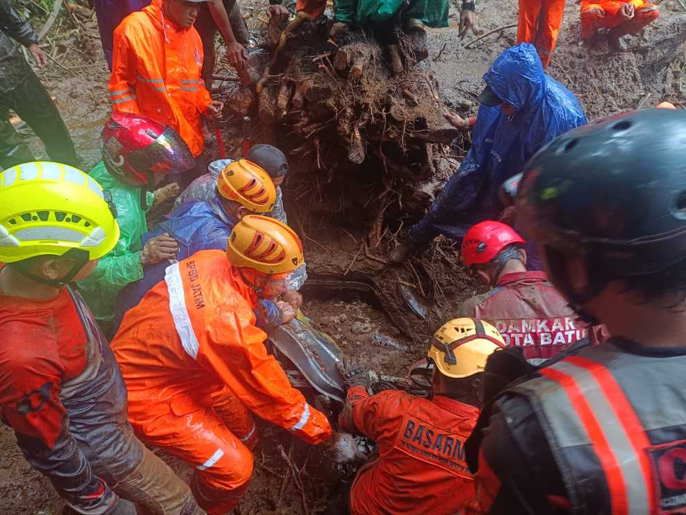 Petugas yang dikerahkan untuk mengatasi longsor di jalan penghubung Pacet-KotaBatu