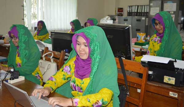 MAKIN CANTIK: PNS Bagian Humas bertugas dengan pakaian kurosi untuk sambut HUT Pemkab dan Hari Jadi Kota Gresik. foto: syuhud/ BANGSAONLINE