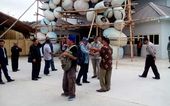 Komisi A DPRD Batu saat sidak ke pembangunan Taman Buaya. (foto: galih purnomo/BANGSAONLINE)