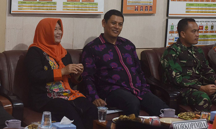 Wali Kota Kediri, Abdullah Abu Bakar (tengah), dan Ketua KPU Kota Kediri, Pusporini Endah Palupi, serta perwakilan Forkopimda Kota Kediri. Foto: Ist
