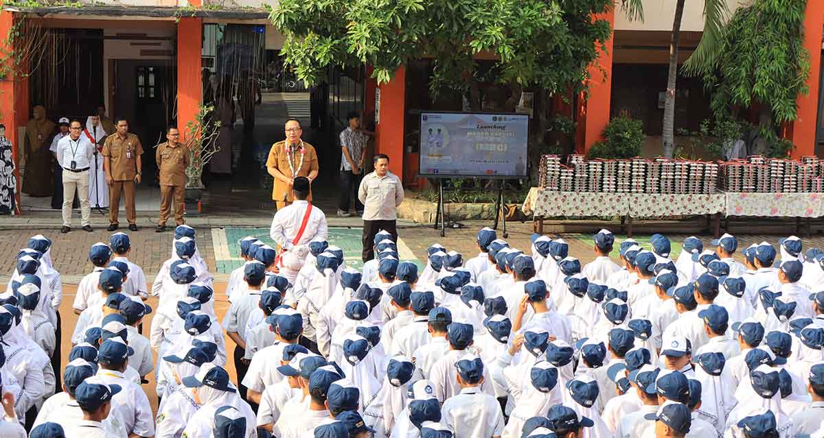 Wakil Bupati Gresik Asluchul Alif saat memberikan arahan sebelum pendistribusian MBG di SMPN 1. Foto: Ist