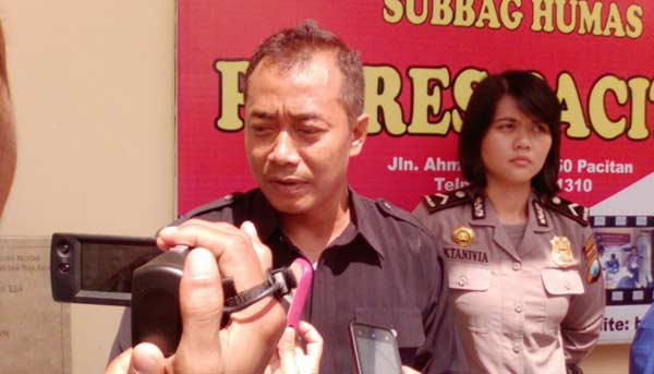Kasat Reskrim, Polres Pacitan, Sukinto Herman, saat menggelar jumpa pers dengan sejumlah wartawan. foto: BANGSAONLINE