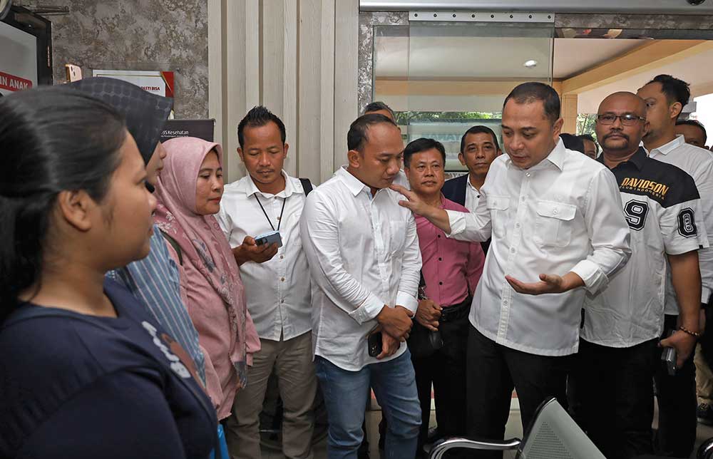 Wali Kota Eri Cahyadi saat berbincang dengan salah satu warga yang ijazahnya ditahan oleh perusahaan saat mendatangi Polres Pelabuhan Tanjung Perak.