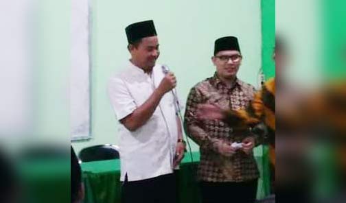 Ali Azhar (baju putih pegang mik) dan Muhammad Habibur Rochman, SE saat kampanye pileg. foto: istimewa/ bangsaonline.com