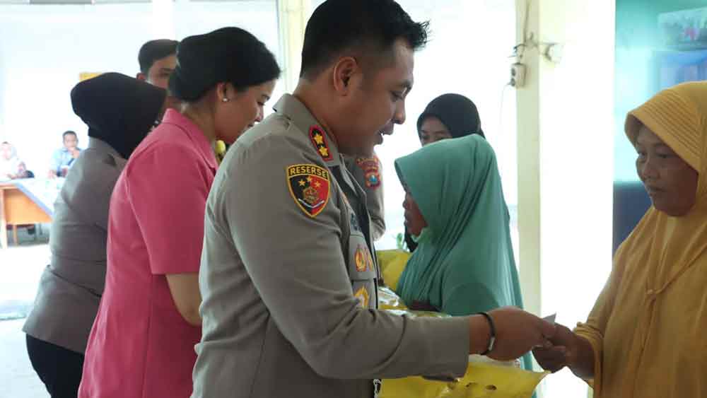 Kapolres Bangkalan, AKBP Hendro Sukmono saat meninjau pelaksaan Gerakan Pangan Murah (GPM). Foto: Ist.