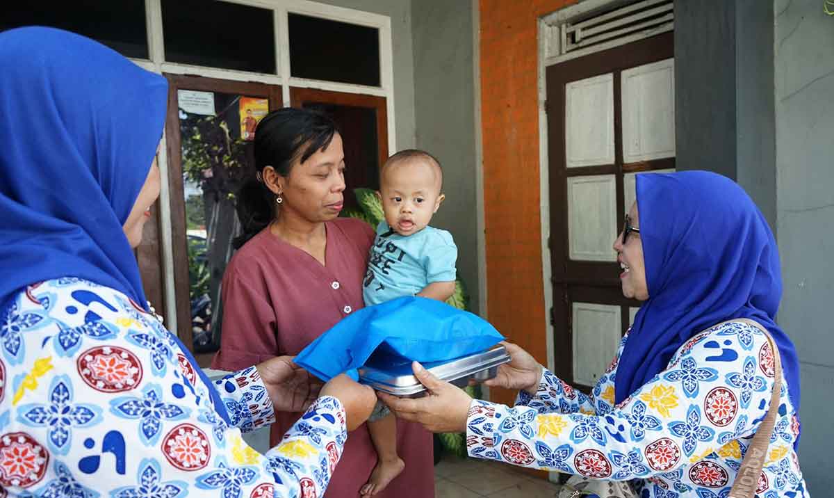 Petugas saat memberi makanan dalam program MBG untuk kategori 3B yakni ibu hamil, ibu menyusui dan balita non-PAUD. Foto: Ist