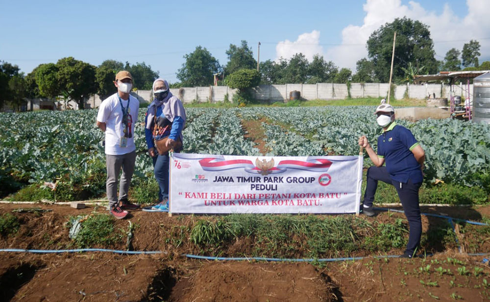 JTP Group memborong buah dan sayuran organik karena prihatin dengan kondisi petani di Kota Batu.