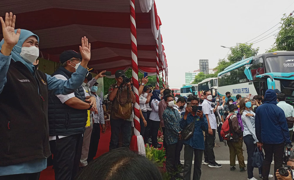 Gubernur Jawa Timur Khofifah Indar Parawansa saat melepas mudik bareng Hari Raya Idul Fitri 1443 H, Kamis (28/4/2022). Foto: Humas Pemprov Jatim
