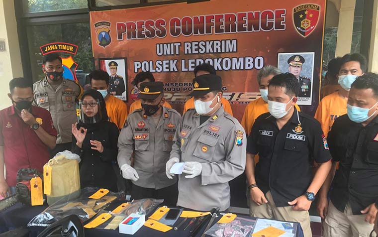 Kapolsek Ledokombo AKP Miftahul Huda (tiga dari kanan) memimpin rilis pers kasus perampasan Hp di halaman polsek setempat, Rabu (2/6).