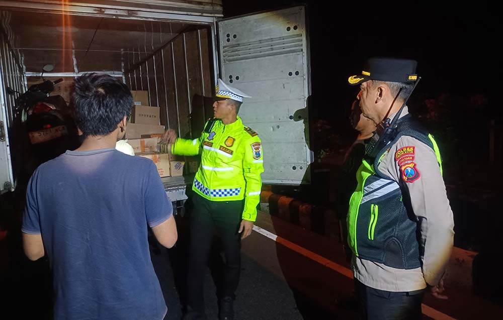Petugas gabungan saat memeriksa muatan sebuah truk. Foto: Ist. 