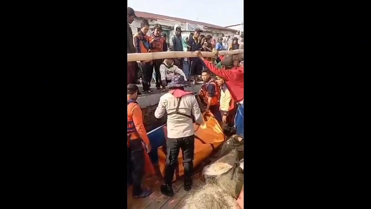 Evakuasi jenazah nelayan yang dilaporkan hilang selama 2 hari akibat dihantam ombak besar di Pasuruan.