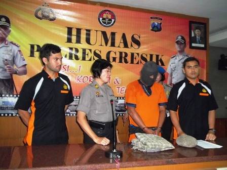 DITAHAN. Tersangka Purwanto berada di Polres Gresik foto : shopii/bangsaonline