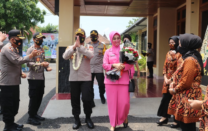AKBP Dicky Ario Yustisianto didampingi istri saat meninggalkan Polres Ngawi.
