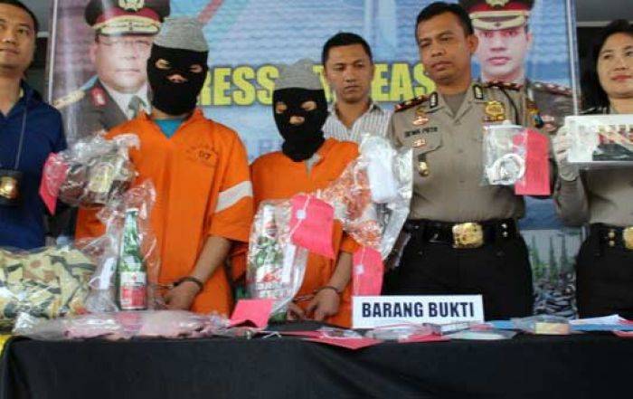 NGULEK. Bupati  Saiful Ilah (paling kiri), Wabup MG Hadi Sutjipto (tengah) dan Sekda  Vino Muntiawan menunjukkan  rujak uleg dan es dawet yang dibuatnya. foto: nanang ichwan/BANGSAONLINE