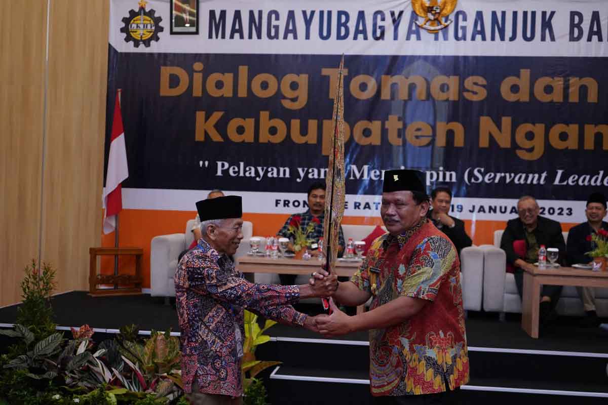 Plt Bupati Nganjuk, Marhaen Djumadi, saat dipasrahi gunungan wayang oleh tokoh masyarakat.