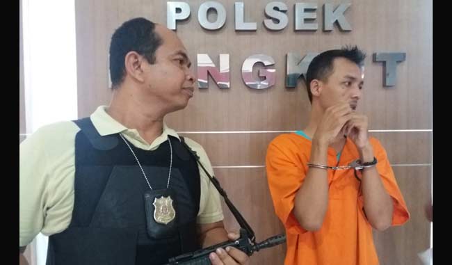 Tersangka penipuan saat di Polsek Rungkut Surabaya.