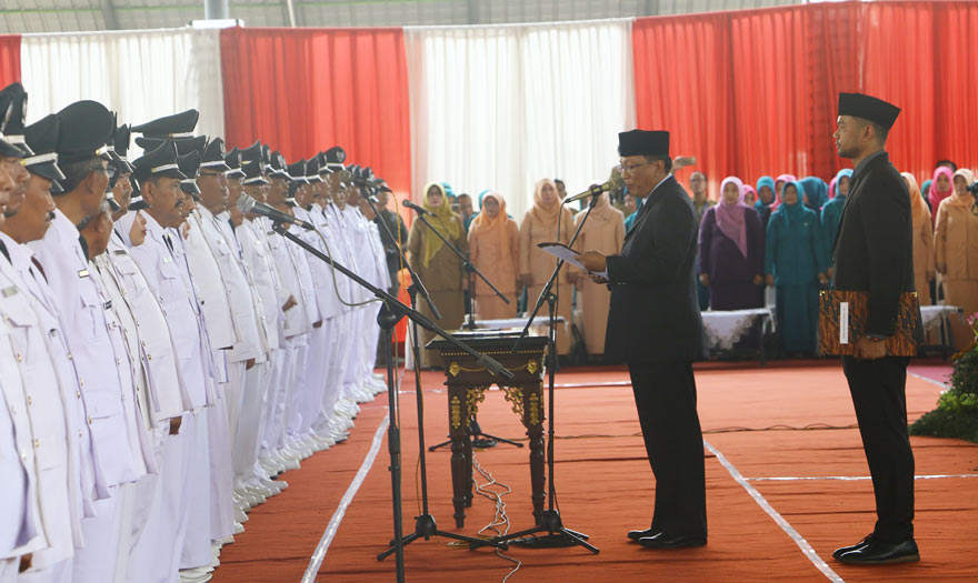 Bupati Sambari saat memimpin pelantikan 264 Cakdes terpilih. foto: SYUHUD/ BANGSAONLINE