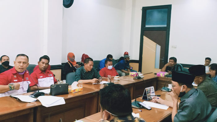 Audiensi sejumlah aktivis LSM dengan pimpinan DPRD soal Raperda tentang Perubahan Perda Nomor 6 Tahun 2015 tentang Pemerintah Desa.