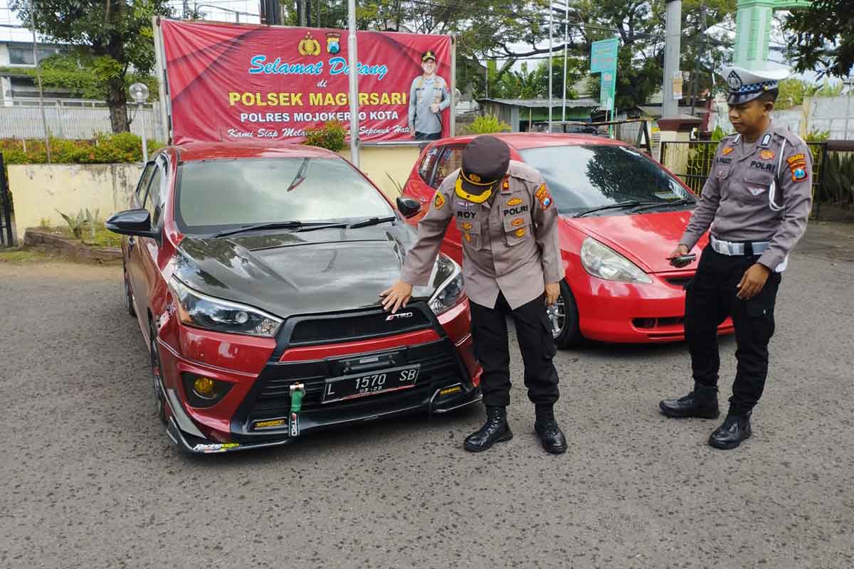 Mobil Honda Jazz dan Toyota Yaris yang melakukan aksi balap liar di Mojokerto.