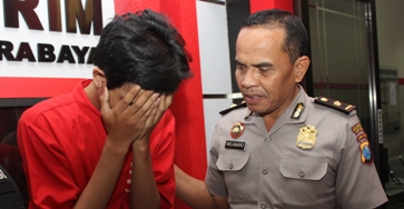 Kasubag Humas Polrestabes Surabaya Kompol Widjanarko mengitrogasi otak ranmor. Foto: rusmiyanto/BANGSAONLINE