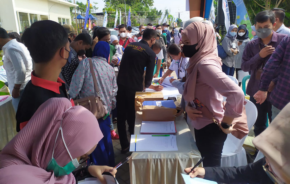 Para pencari rumah memadati kegiatan akad massal yang diadakan pengembang GKR. foto: SYUHUD/ BANGSAONLINE