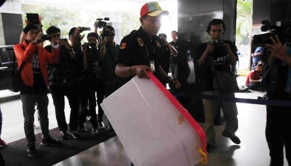 Tim Bareskrim Mabes Polri Tindak Pidana Umum saat melakukan penggeledahan di RSCM terkait asas praktik jual beli ginjal, Kamis (4/2). foto: merdeka.com