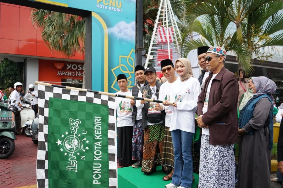 Wali Kota Kediri Vinanda Prameswati saat memberangkatkan peserta touring religi. (Ist).