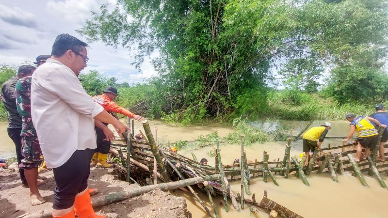 Wabup Gresik Asluchul Alif meninjau tanggul jebol di Desa Glindah, Kecamatan Kedamean. foto: ist.