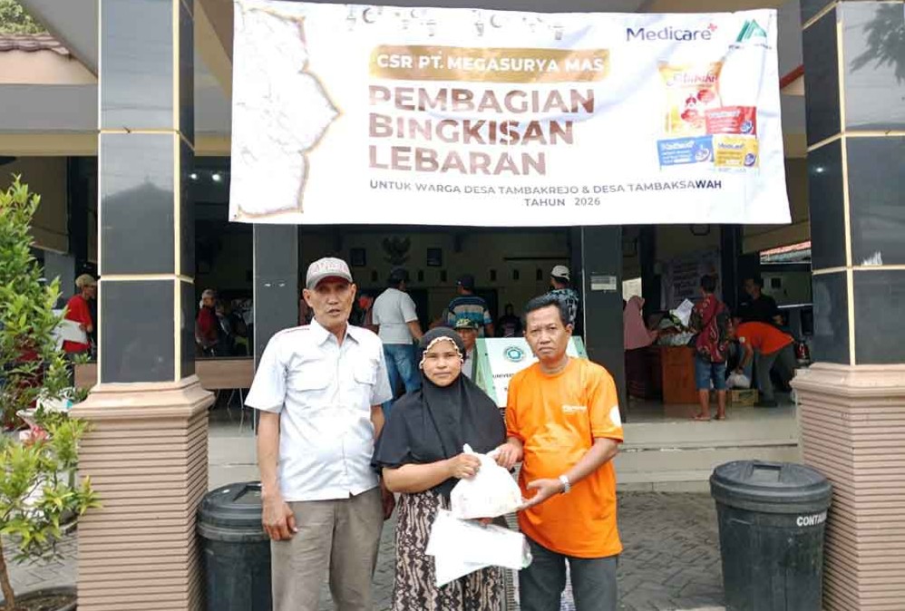 Penyerahan bingkisan lebaran PT Megasurya Mas ke warga. (Ist)