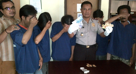 Kelima penjudi dan barang bukti saat dirilis petugas. foto: Rusmiyanto/BangsaOnline.com