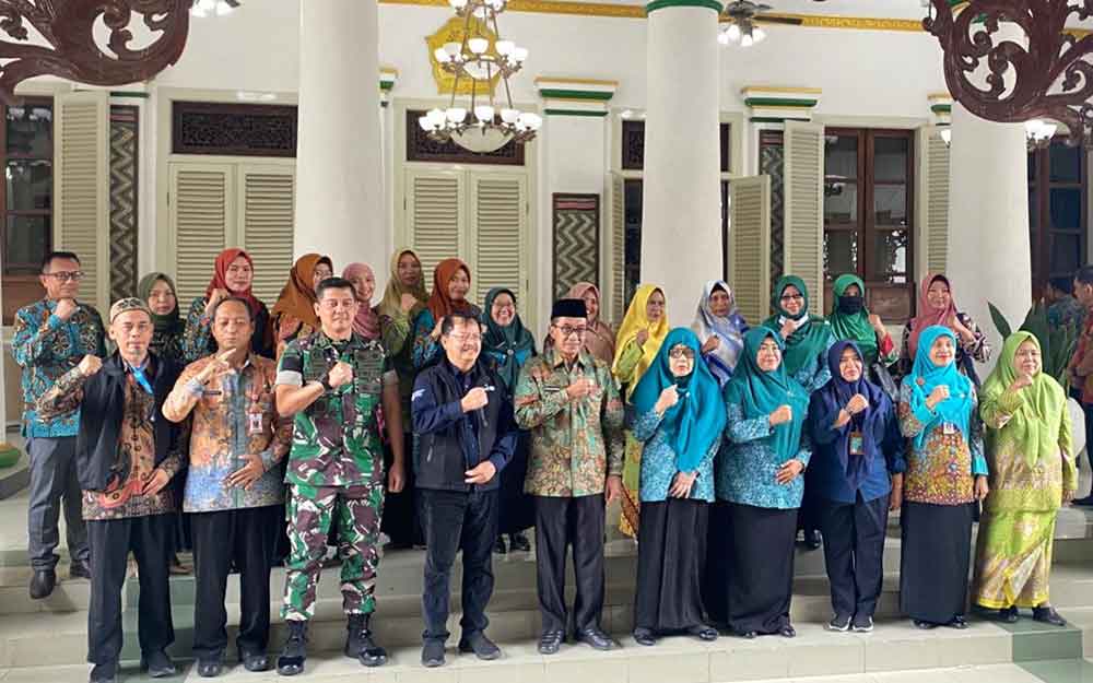 Perwakilan UNICEF foto bersama jajaran Pemkab Pamekasan usai rapat koordinasi dan audiensi penanggulangan kasus campak di Ruang Peringgitan Dalam Pendopo Kabupaten Pamekasan.