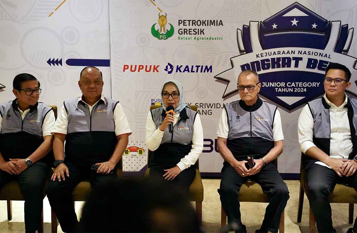 Direktur utama Petrokimia Gresik, Dwi Satriyo Annurogo saat memberikan keterangan pers dukungan perusahaan dalam Kejurnas Angkat Besi Junior Usia 18-20 pada tahun ini. Foto: Ist