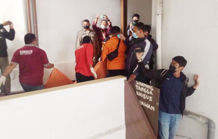Jenazah korban saat dievakuasi petugas dari kamar hotel.