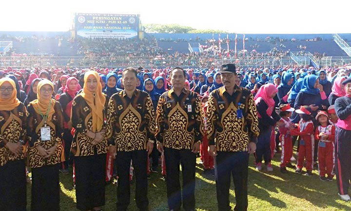 Anak-anak TK membanjiri Stadion Kanjuruhan.