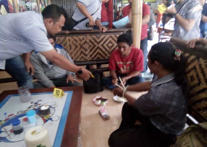 Dua pelaku saat rekonstruksi penyerahan uang hasil memeras kepala desa.