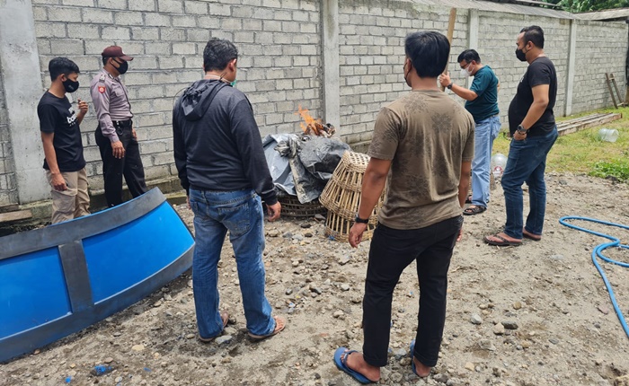 Petugas saat membakar sarana perjudian sabung ayam.