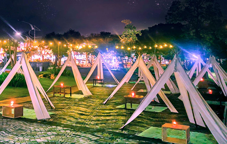 Semarakkan Valentine, Whiz Darmo Harapan Surabaya Tawarkan Dinner Romantic ala Camping Outdoor