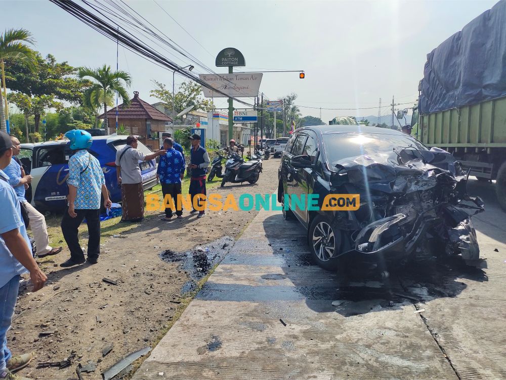 Kondisi kendaraan yang ringsek usai laka adu banteng di Paiton, Probolinggo. Foto: Andi Sirajudin/BANGSAONLINE