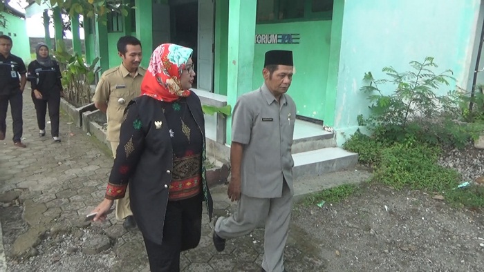 Komisioner KPAI Bidang Pendidikan Retno Listyarti saat melihat lokasi tempat siswi yang dicabuli. Foto: Rony Suhartomo/BANGSAONLINE

